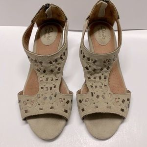 Clarks Artisan Suede Embellished Wedge Sandals Wood Stacked Heel Back Zipper 6.5